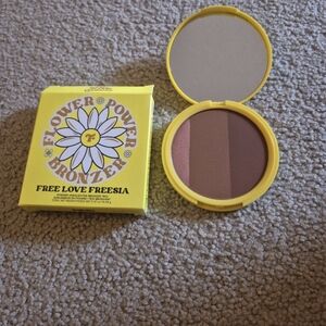 Trixie Cosmetics Flower Power Bronzer - Free Love Freesia